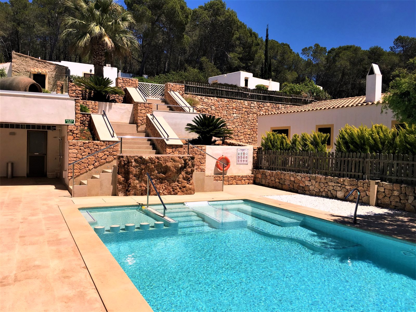 Piscina infinita con chorro de spa y daybed