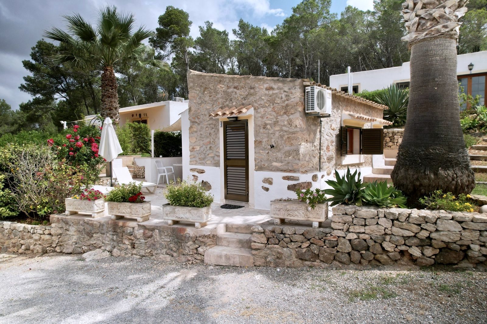 Bungalow Little Stone con muros de piedra entre los pinos